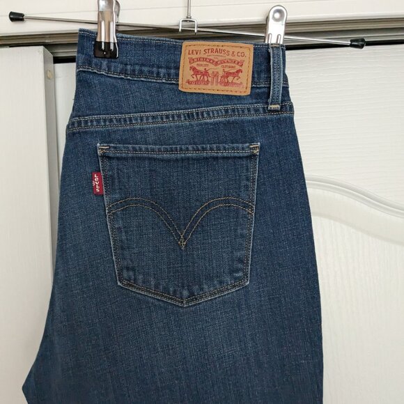 Levi's 515 Size 6 Bootcut Jeans EUC - Picture 2 of 4